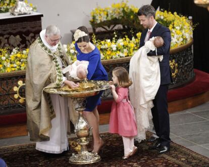 Los príncipes de Dinamarca sostienen a sus mellizos, Vicente y Josefina, durante su bautismo, bajo la mirada de sus dos hijos mayores, Christian e Isabella, en la iglesia Holmens de Copenhague.