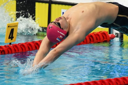 Kliment Kolesnikov se zambulle en la final de 50 espalda.