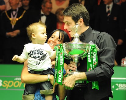 Ronnie O'Sullivan posa con su hijo Ronnie para celebrar la victoria en la final del campeonato 888.com en Sheffield.