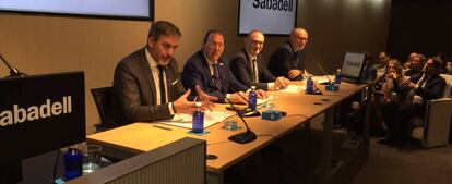 De izda. a dcha., José María García Gómez, director general de Vivienda de la Comunidad de Madrid; Juan Manuel Martínez, presidente de AMADEI; José Merino Tapia, asesor jurídico del Colegio Oficial y Asociación de Agentes Inmobiliarios de Madrid; y Jesús Martínez Caja, secretario general de AMADEI.