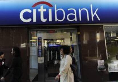 La entidad financiera detalló en un comunicado que la mayor parte de los recortes, en concreto unos 6.200, se producirá en el área de banca para el consumidor. EFE/Archivo
