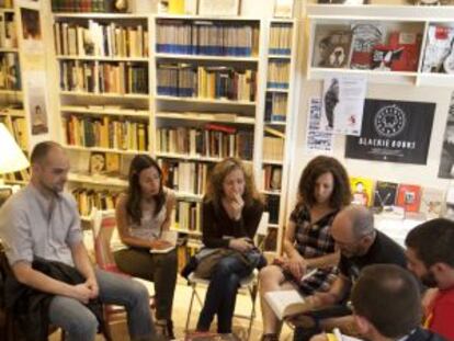 Una tertulia en la librería Pequod de Gràcia