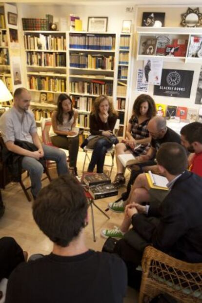 Una tertulia en la librería Pequod de Gràcia