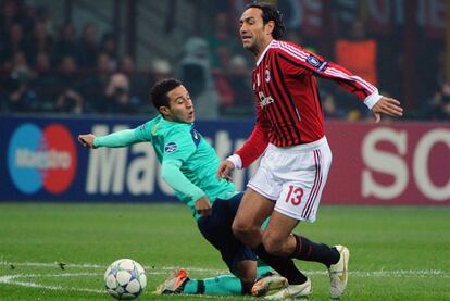 Thiago intenta robarle el balón a Nesta.