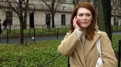 Julianne Moore (Fayetteville, 1960) ha llegado a estar nominada al Oscar hasta por partida doble: en 2003, por 'Lejos del cielo' y 'Las horas'. A lo largo de su carrera, la actriz optó a la estatuilla otras dos veces. Y sin embargo, de cuatro nominaciones, no ha sacado ni un premio. Eso sí, esta vez llega como la indudable favorita. Porque su papel de una profesora de lingüística que padece alzheimer prematuro ha asombrado a espectadores y críticos. Y porque el Globo de Oro ya ha respaldado su actuación.