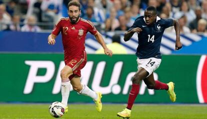 Carvajal, y el franc&eacute;s Matudi durante el amistoso Francia-Espa&ntilde;a. 