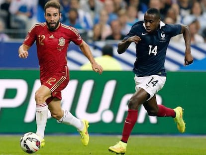 Carvajal, y el franc&eacute;s Matudi durante el amistoso Francia-Espa&ntilde;a. 