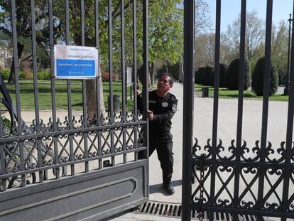 Un trabajador de seguridad cierra al público una de las entradas al madrileño parque del Retiro, en una imagen de archivo de 2022.