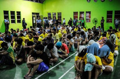 Vendedores de droga y drogadictas arrestados y llevados a una sala de la policía durante un arresto masivo en la lucha contra la droga en Manila (Filipinas).