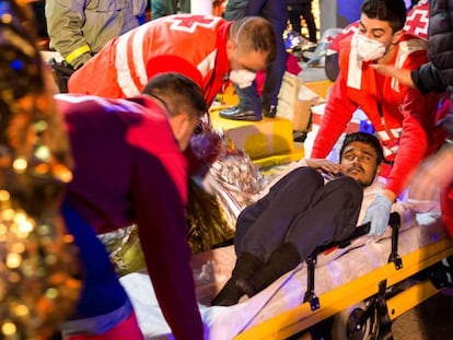 Miembros de la Cruz Roja asisten este jueves a varios migrantes después de un rescate en Melilla.