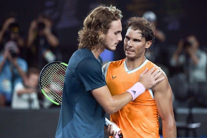 Stefanos Tsitsipas, a la izquierda, felicita a Nadal después del partido.