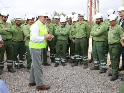 El presidente de Iberdrola, Ignacio Sánchez Galán, reunido con brigadas de la compañía. 