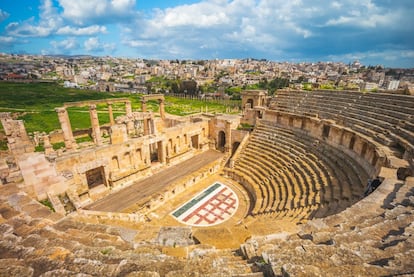 Para ser un país tan pequeño, Jordania no se queda corto en monumentos de talla mundial, con algunas de las mejores ruinas romanas fuera de Italia. Cualquier país se contentaría con tener sitios como la ciudadela o el teatro romano de Ammán; sin embargo, estos vestigios palidecen al compararlos con las ruinas de Jerash (Gerasa, en castellano), la llamada Pompeya de Asia, en buen estado de conservación gracias en parte a que estuvo sepultada bajo la arena del desierto durante cientos de años. <br><br> Construida entre finales del siglo I antes de Cristo y el siglo II, la ciudad tuvo su máximo esplendor tras su incorporación a los dominios de Roma. Solo con ver su imponente Arco de Adriano, queda patente que Jerash -el segundo destino más visitado del país después de Petra-, llegó a ser una ciudad rica y próspera, con hasta 200.000 habitantes. Situada en las colinas de la bíblica Gilead, salpicadas de olivos e higueras, Jerash es una de las diez urbes que conformaban la Decápolis, el conjunto de ciudades comerciales que se extendían en la frontera oriental del Imperio romano, en los territorios que actualmente ocupan Jordania, Siria, Israel y Palestina. En la foto, uno de los dos teatros romanos de Jerash.