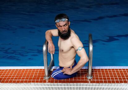 Khan Agha, de 28 años, herido de guerra y miembro del equipo paralímpico afgano, en una piscina durante un entrenamiento en Kabul, el 14 de junio de 2017.