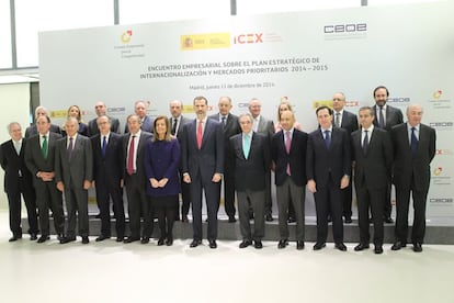 Foto de familia del Rey Felipe VI con los dirigentes políticos y empresarios reunidos durante la apertura del Encuentro Empresarial sobre el Plan Estratégico de Internacionalización y Mercados Prioritarios 2014-2015.