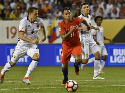 Vargas le disputa un bal&oacute;n al defensor colombiano Arias (izquierda) durante la semifinal. 