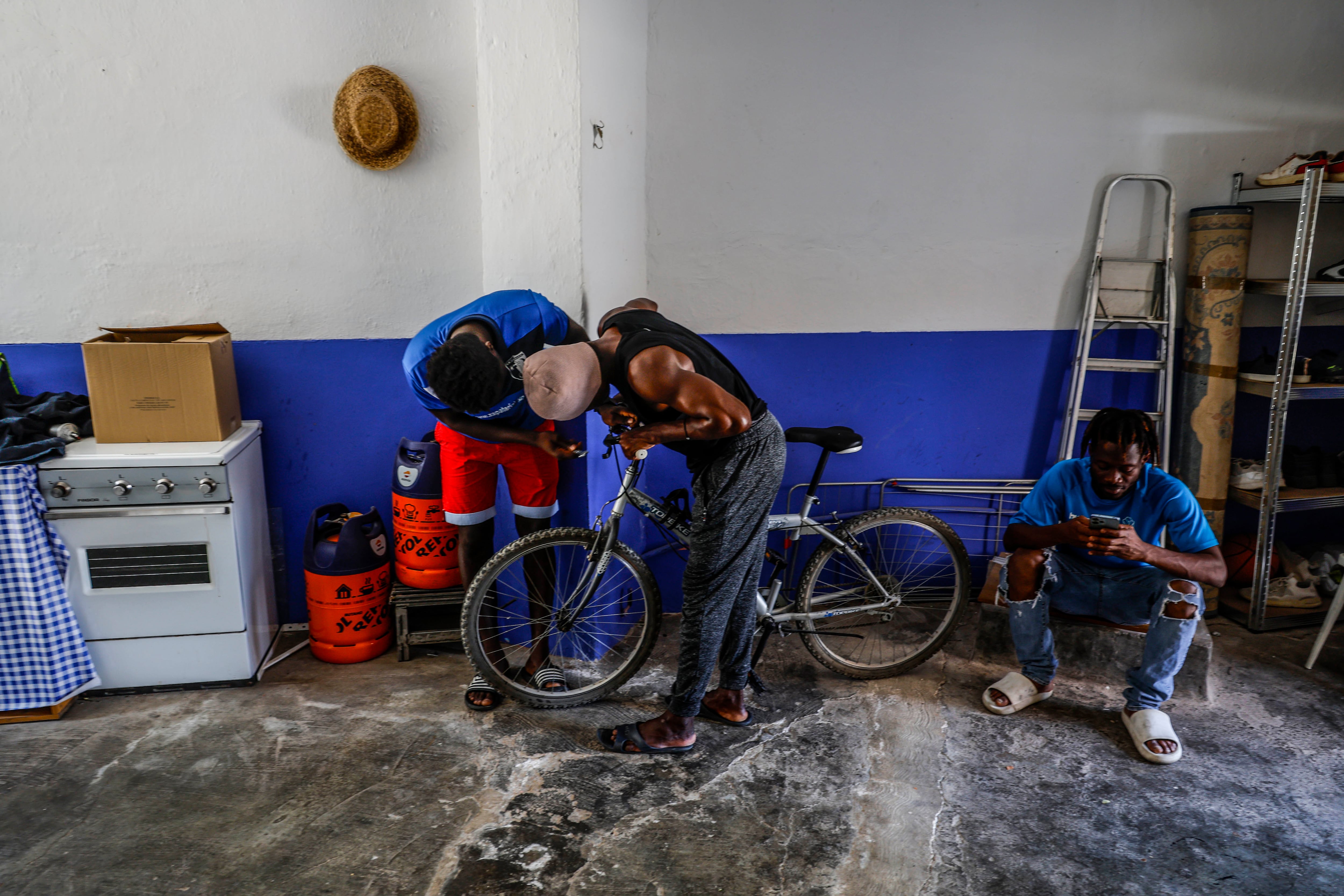 Tres de los chicos acogidos en la Puebla de Almoradiel.