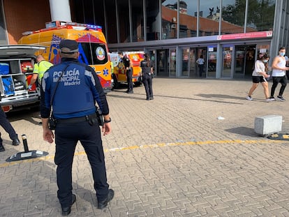 Samur-Protección Civil y Policía Municipal en la estación de Atocha la tarde de hoy sábado.