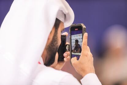 Un periodista filma una conferencia de la selección de Francia, durante el Mundial de Qatar