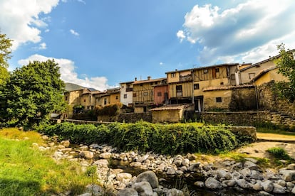 Between Las Hurdes and Jerte Valley, north of Cáceres province, the valley of the River Ambroz opens out. It enjoys a gentle climate, which, combined with an abundance of rain, has covered the area with dense forests of chestnut trees, of the type more often seen in Atlantic climates. One of these forests surrounds Hervás, a village with a well-preserved Jewish quarter. More information: turismodehervas.com