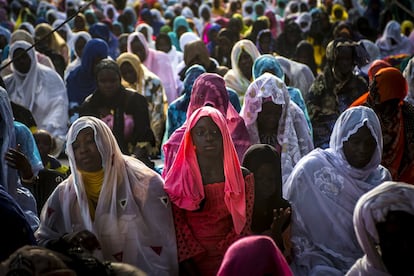 En Saint Louis (segunda ciudad senegalesa, situada al norte del país) la celebración de la efeméride, llamada Magal, comienza en la plaza Faidherbe. Este lugar céntrico congrega a muridíes y creyentes de otras corrientes religiosas que reconocen la labor de Ahmadou Bamba. A lo largo del día, los asistentes conmemorarán con rezos la figura de su líder.