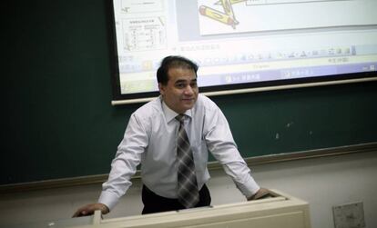 El economista Ilham Tohti, en una clase de la Universidad Central para las Minorías, China, en 2009.