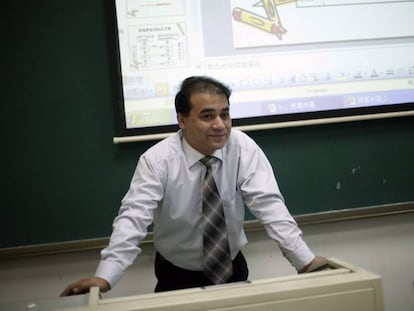 El economista Ilham Tohti, en una clase de la Universidad Central para las Minorías, China, en 2009.