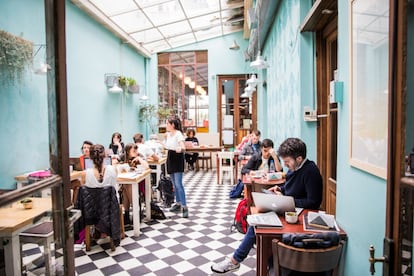 En el barrio de Palermo de Buenos Aires se encuentra la librería-café Libros del Pasaje. Nacida en mayo de 2014, su luz natural y suelo ajedrezado lo convierten en uno de los más silenciosos de la ciudad.
Más información: <a href="https://www.librosdelpasaje.com.ar/ " target="_blank">www.librosdelpasaje.com.ar</a>
