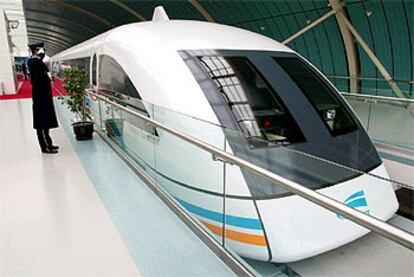 Un oficial saluda el inicio del primer viaje del nuevo tren de levitación magnética entre Shanghai y Pudong.