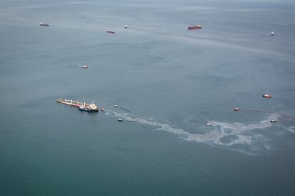 Vista general del granelero semihundido que está vertiendo aceite y fueloil frente a la costa de Gibraltar, este jueves.