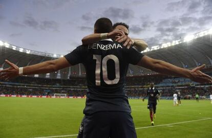 Benzema celebra uno de sus goles a Honduras con Valbuena.