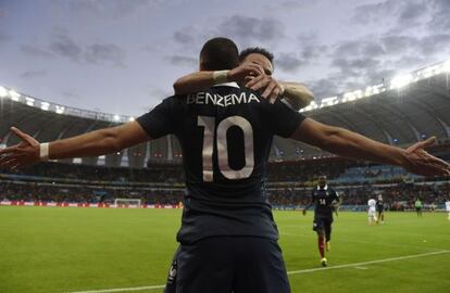 Benzema celebra uno de sus goles a Honduras con Valbuena. 