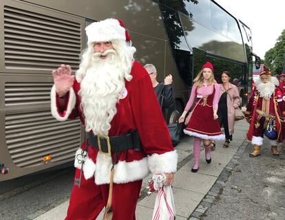 Los Santa Claus a su llegada al Congreso Mundial, en Copenhague, Dinamarca.