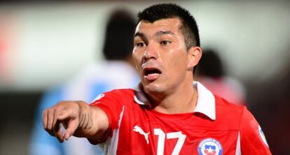 Medel, durante el partido Chile - Argentina.