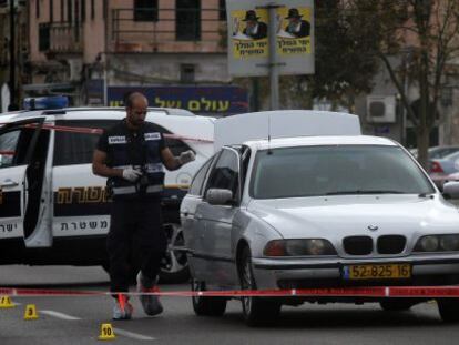 Agentes da polícia no lugar em que Taher Lala foi baleado, em Tel Aviv.