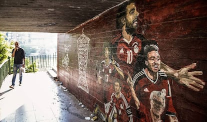 Un pasaje del centro de El Cairo con una pintada de Mohammed Salah y la selección egipcia de fútbol.