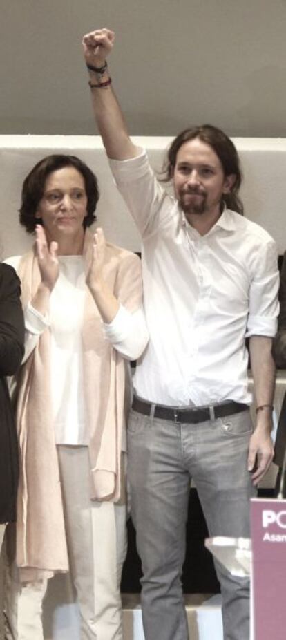 Carolina Bescansa junto a Pablo Iglesias.