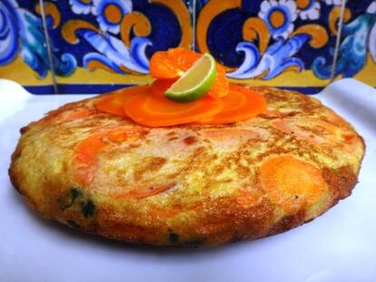 Tortilla de patatas y zanahoria.