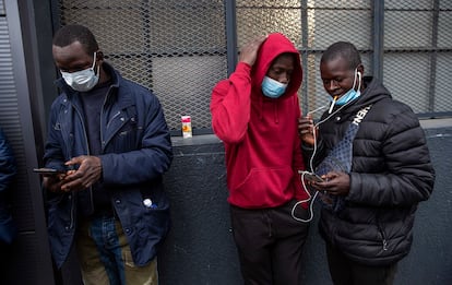 Un grupo de emigrntes de Mali en la entrada en Irún (Gipuzkoa), el 9 de marzo de 2021.