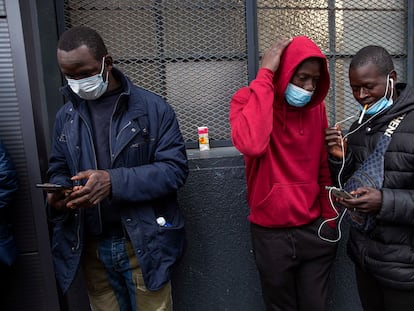 Un grupo de emigrntes de Mali en la entrada en Irún (Gipuzkoa), el 9 de marzo de 2021.