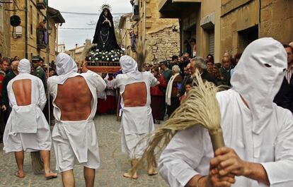 Los picaos se flagelan en una procesión de Semana Santa, en San Vicente de la Sonsierra.