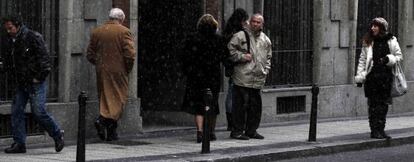 Fr&iacute;o y agua-nieve, ayer en Madrid.