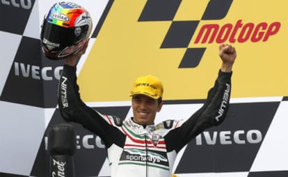 El piloto de San Marino celebra su victoria en el podio.