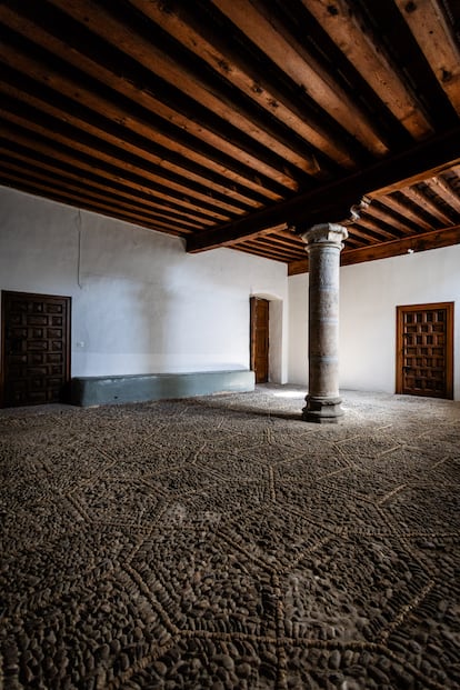 Suelo original del monasterio, con las líneas de las figuras formadas por tabas.