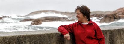 Olga Aufiero, percebeira de Santa Mariña, que participó en las labores de limpieza del chapapote vertido por el 'Prestige'. Fotografiada en el malecón del puerto de Santa Mariña.