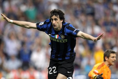 Diego Milito celebra el segundo gol.