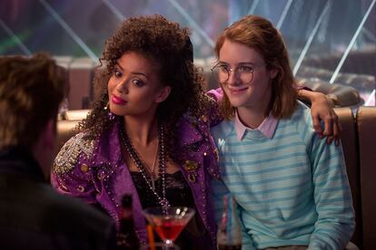 La chaqueta angelical de Kelly

Todos los espectadores seguimos los pasos del personaje de Mackenzie Davis y caímos rendidos a los pies del interpretado por Gugu Mbatha-Raw en San Junipero, uno de los episodios memorables de la serie Black Mirror. Con chaquetas como la que viste Kelly en la imagen, original de Versace e inspirada en Janet Jackson y Prince, es imposible no querer hacer del cielo un lugar en la tierra.