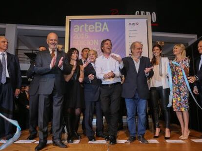 Alec Oxenford, presidente de arteBA (centro) inaugura la feria.