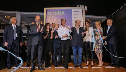 Alec Oxenford, presidente de arteBA (centro) inaugura la feria.