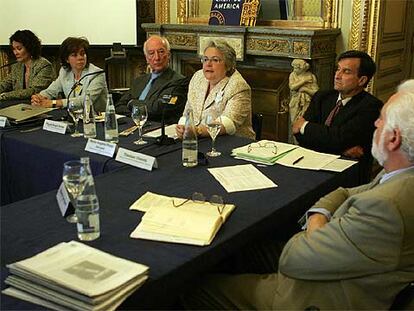 Celia López Chávez, Almudena Hernández, Miguel Ángel Ochoa, María Ángeles Pérez Samper, Thomas Chávez y Eduardo Garrigues (de izquierda a derecha), ayer en la Casa de América.